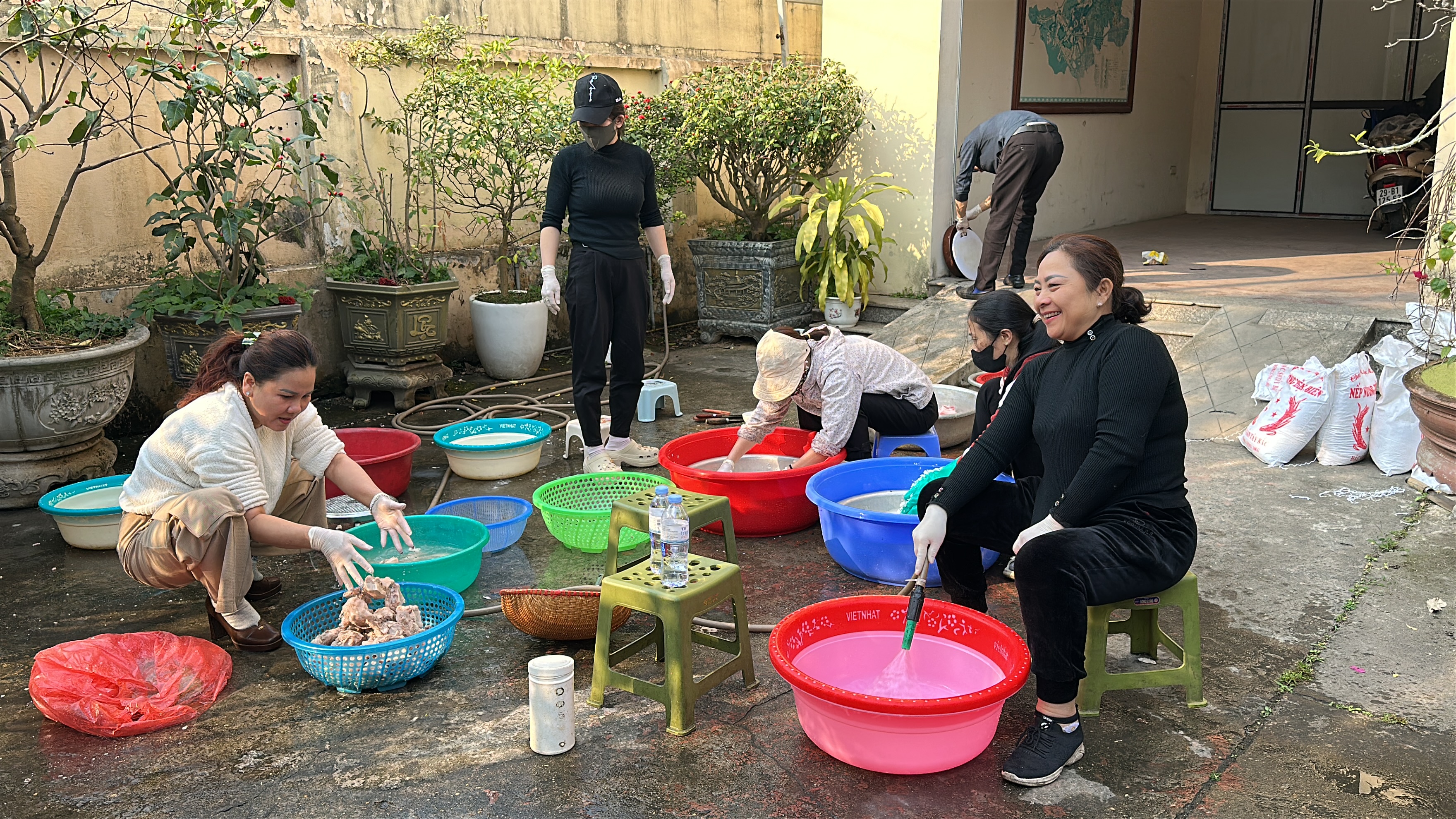 Công đoàn Chi cục thi hành án dân sự huyện Thạch Thất tổ chức gói bánh chưng nhân dịp Tết Nguyên Đán Ất Tỵ 2025