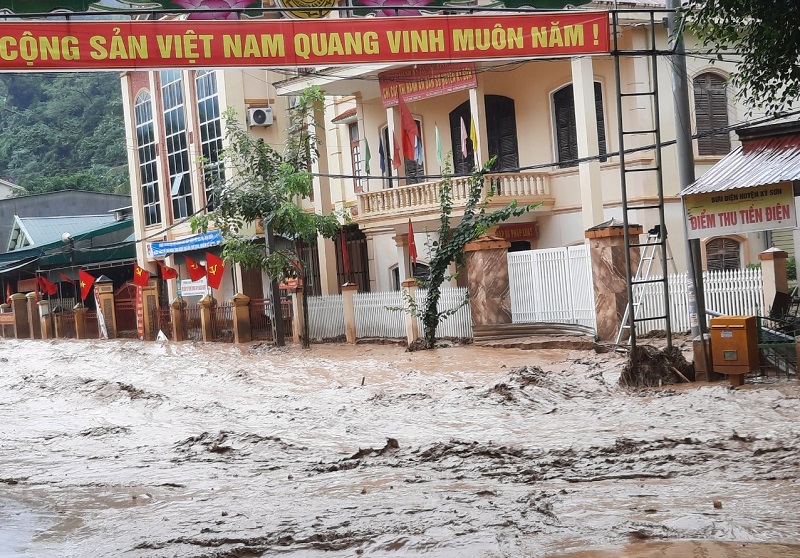 Các cơ quan Thi hành án dân sự tỉnh Nghệ An chung tay khắc phục hậu quả sau cơn bão số 4 (Noru)