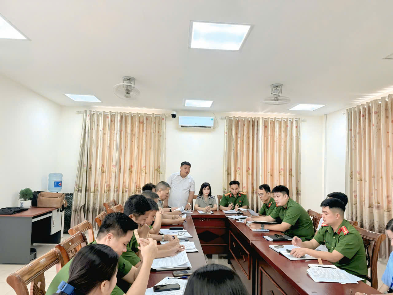 Phòng Thi hành án dân sự khu vực 7 - Hà Nội tổ chức cưỡng chế bàn giao tài sản đấu giá thành tại xã Mê Linh, thành phố Hà Nội.