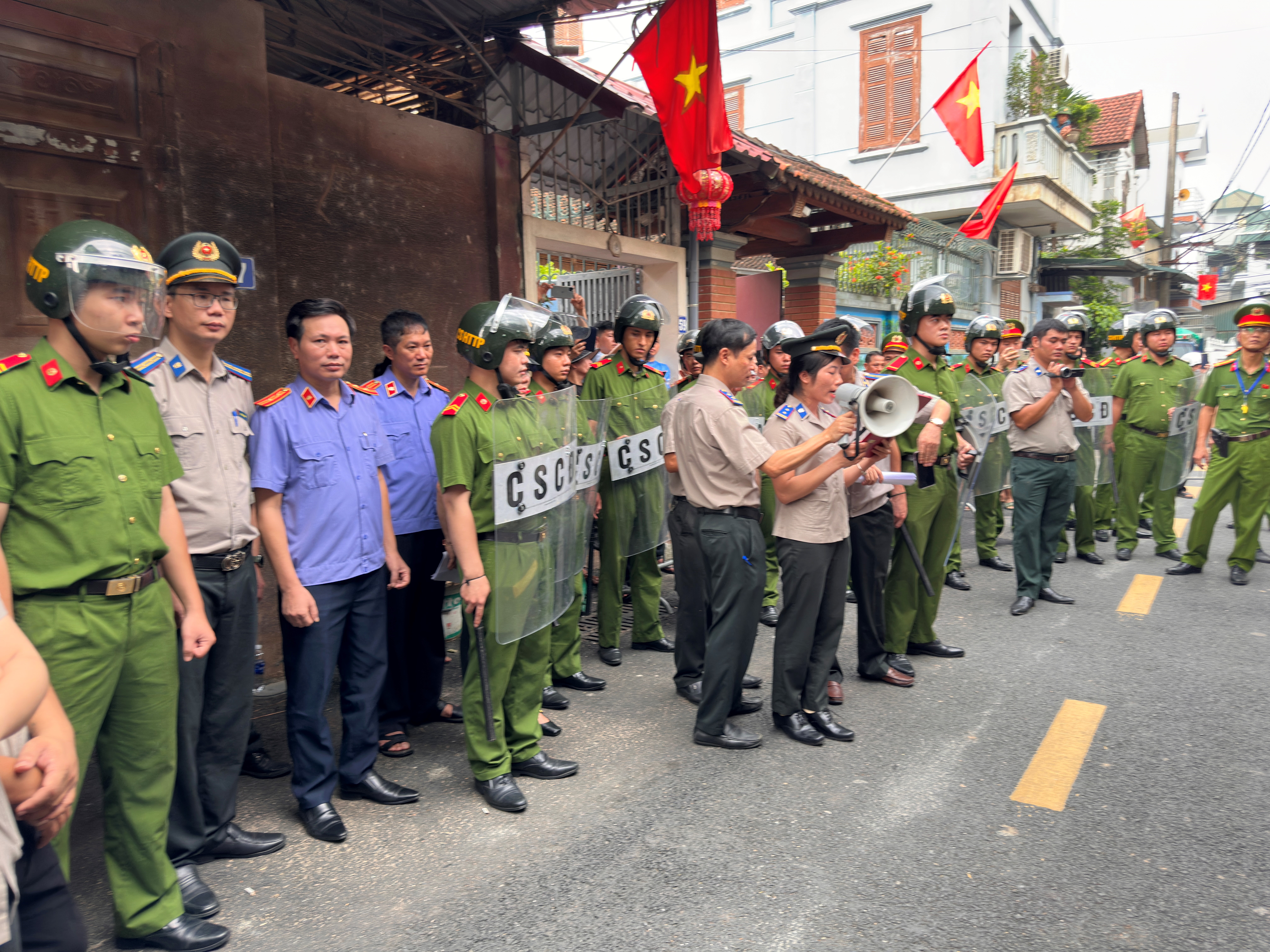 Phòng Thi hành án dân sự khu vực 10 - Hà Nội tổ chức cưỡng chế chuyển giao quyền sử dụng đất và tài sản gắn liền với đất cho người mua trúng đấu giá