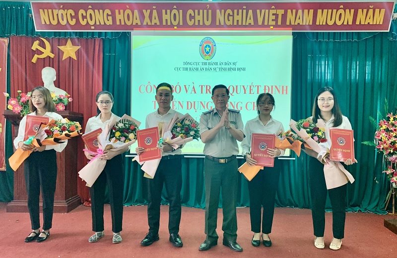 Bình Định: Trao quyết định tuyển dụng công chức các cơ quan Thi hành án dân sự trong tỉnh