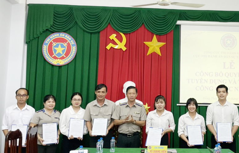 Lễ công bố quyết định tuyển dụng và tiếp nhận công chức năm 2022