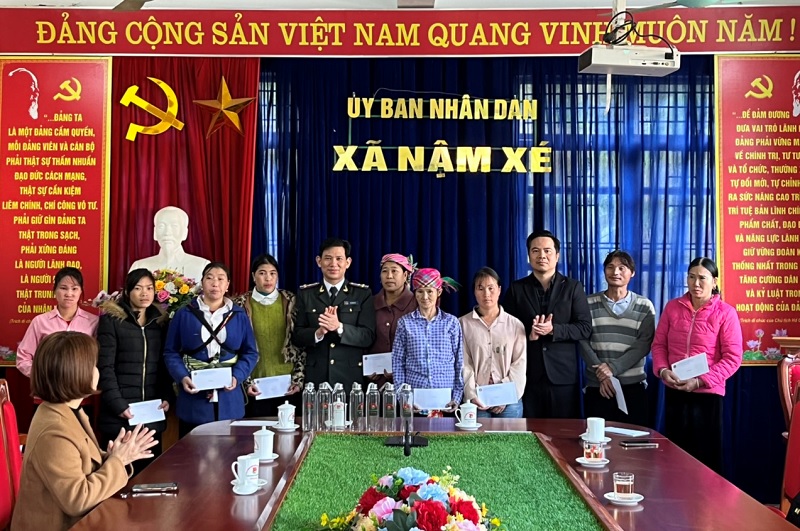 Cục Thi hành án dân sự tỉnh Lào Cai tặng quà xã nông thôn mới