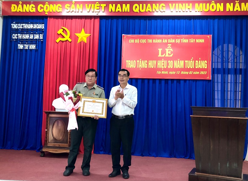 Chi bộ Cục Thi hành án dân sự tỉnh Tây Ninh tổ chức Lễ trao tặng huy hiệu 30 năm tuổi Đảng
