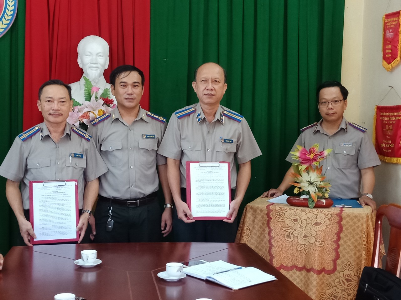 Tổ chức lễ công bố, trao quyết định về công tác tổ chức cán bộ