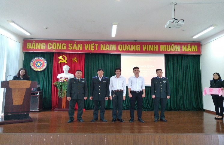 Cục Thi hành án dân sự tỉnh Thừa Thiên Huế tổ chức trao quà của Bộ Tư pháp hỗ trợ gia đình công chức, người lao động các cơ quan Thi hành án dân sự 2 cấp trên địa bàn tỉnh bị thiệt hại nặng do bão, lũ năm 2020.