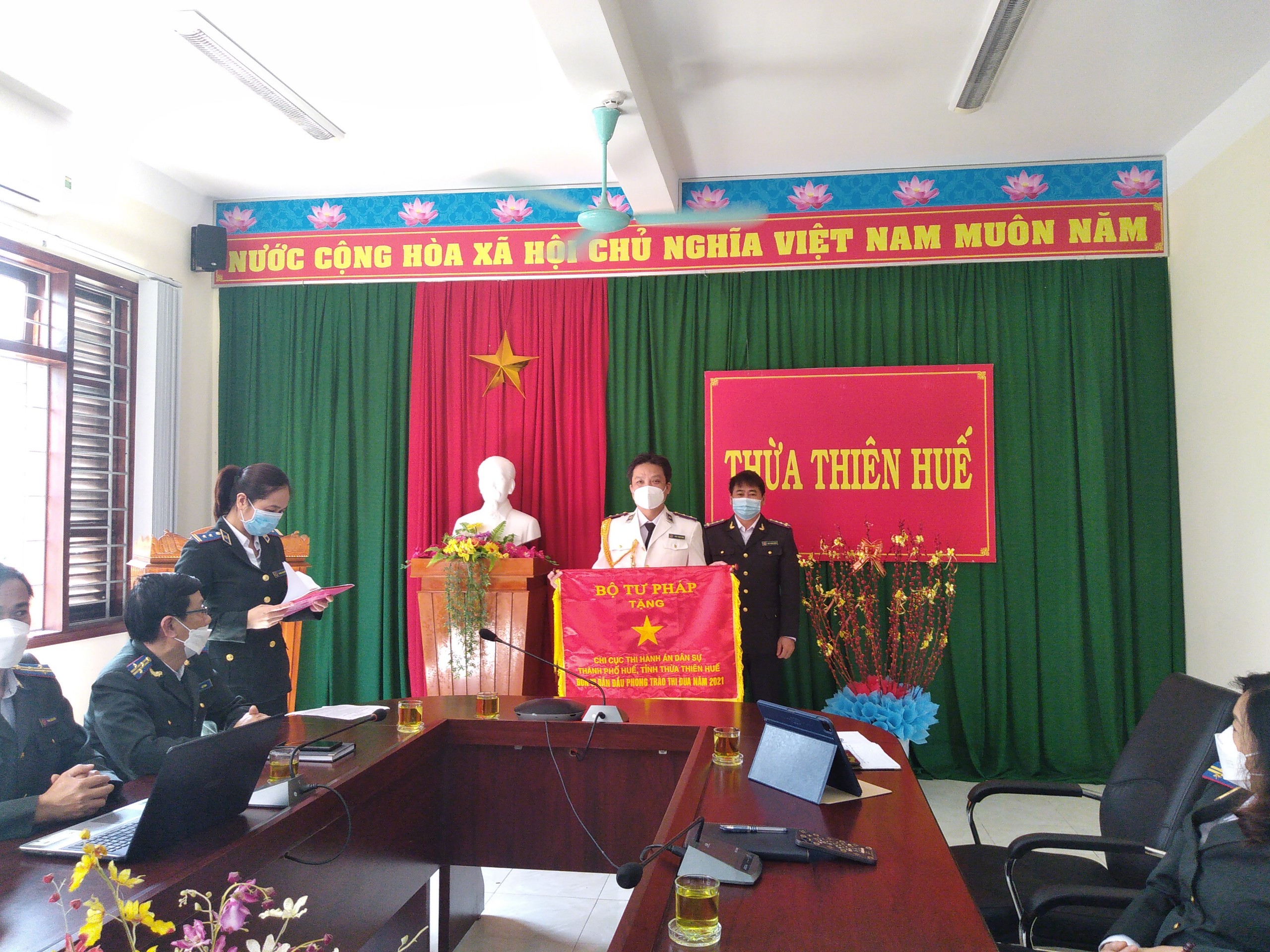 Lễ công bố và trao Quyết định Khen thưởng của Bộ Tư pháp và Ủy ban nhân dân tỉnh đối với các tập thể và cá nhân có thành tích xuất sắc trong công tác Thi hành án dân sự trong năm 2021.