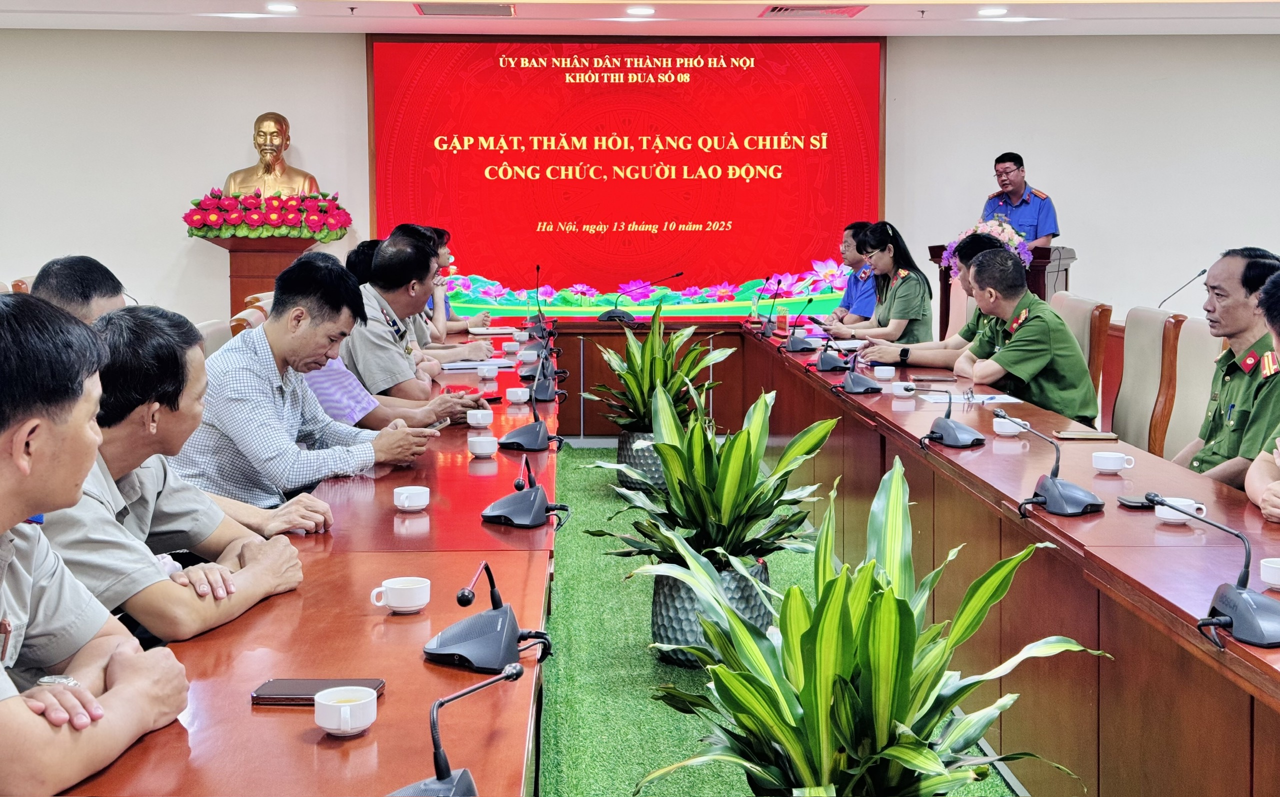 GẶP MẶT, TẶNG QUÀ CÁC TRƯỜNG HỢP CÓ HOÀN CẢNH KHÓ KHĂN NĂM 2025 CỦA KHỐI THI ĐUA SỐ VIII THÀNH PHỐ HÀ NỘI