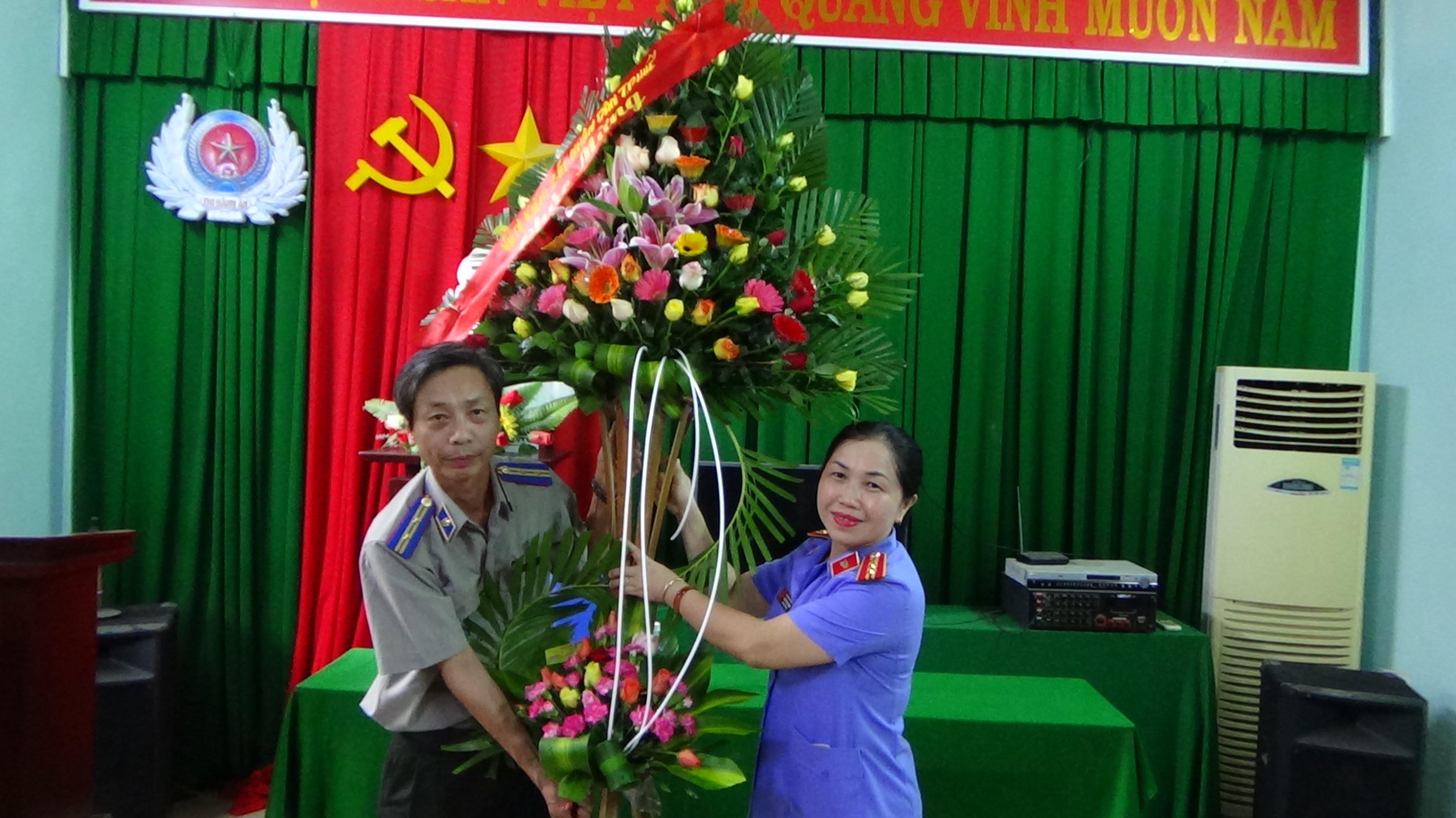 Viện Kiểm sát nhân dân thành phố Huế chúc mừng Chi cục THADS thành phố Huế nhân ngày thành lập Ngành THADS