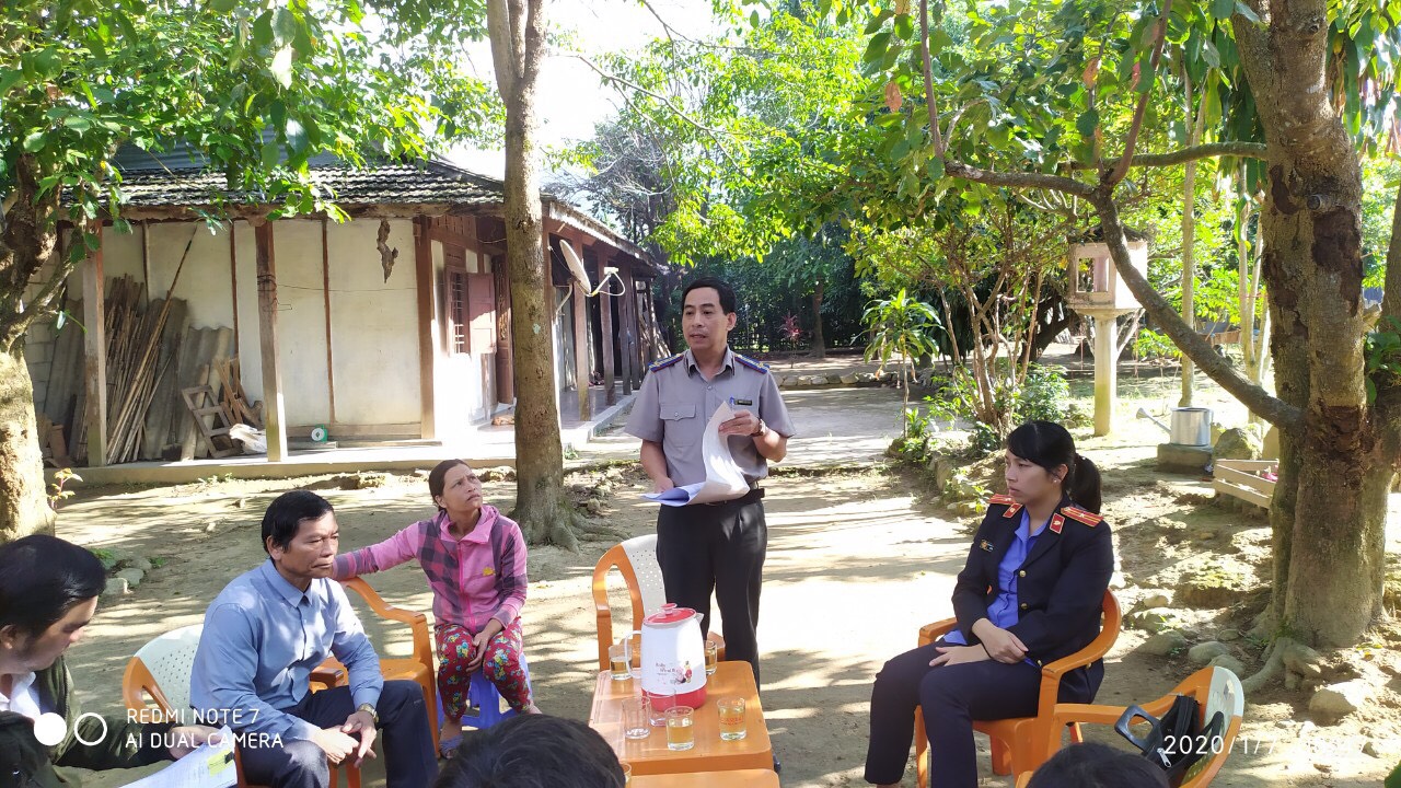 Chi cục Thi hành án dân sự huyện A Lưới tổ chức cưỡng chế thi hành án đối với hộ gia đình ông Hoàng Mạnh Linh và Nguyễn Thị Cúc