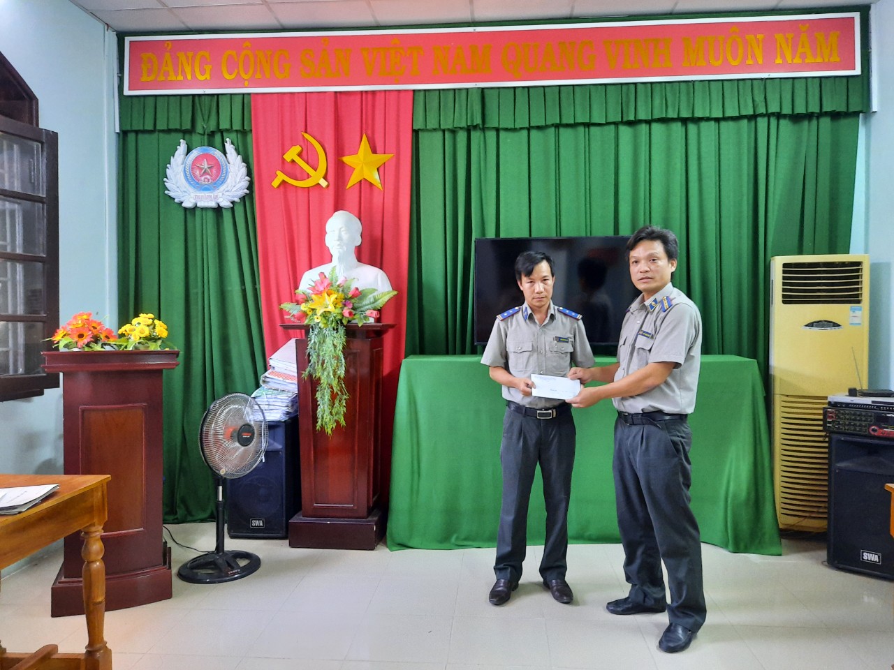 Hỗ trợ công chức khắc phục hậu quả lũ lụt.