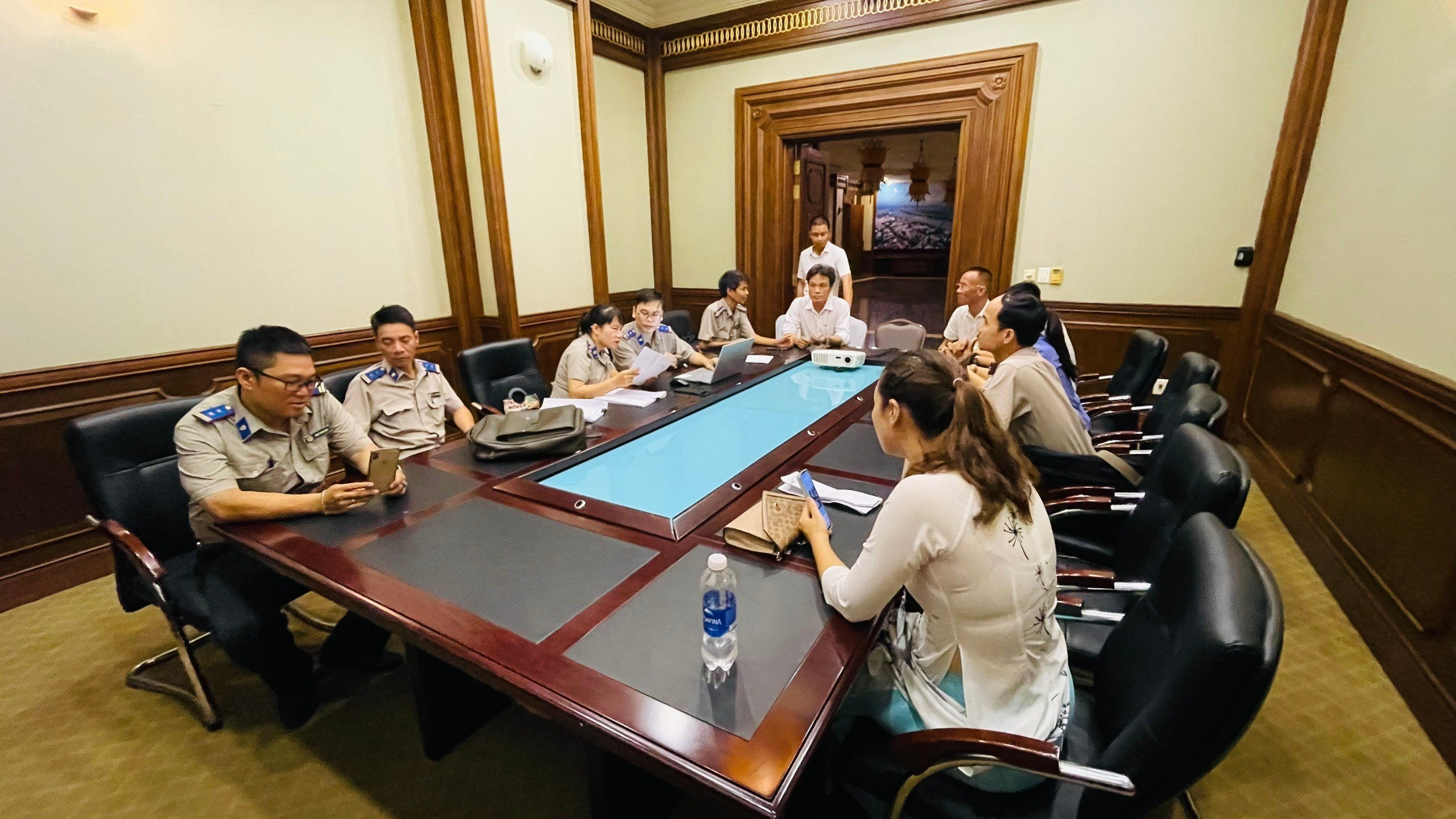 Chi cục Thi hành án dân sự thành phố Huế, tỉnh Thừa Thiên Huế tổ chức thành công việc xác minh hiện trạng các tài sản đảm bảo thi hành án vụ Công ty Cổ phần khách sạn Hoàng Cung.