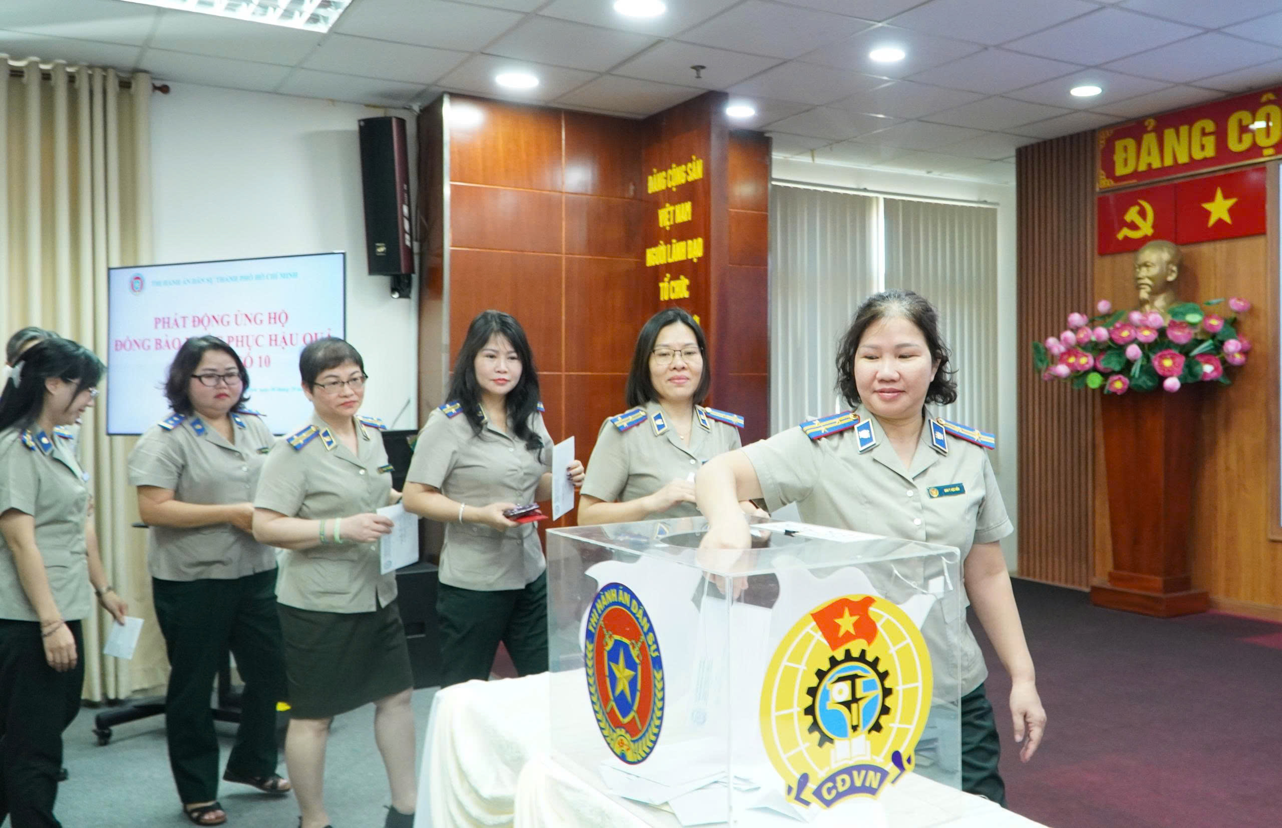 CHUNG TAY CHIA SẺ - CÙNG VƯỢT QUA BÃO LŨ