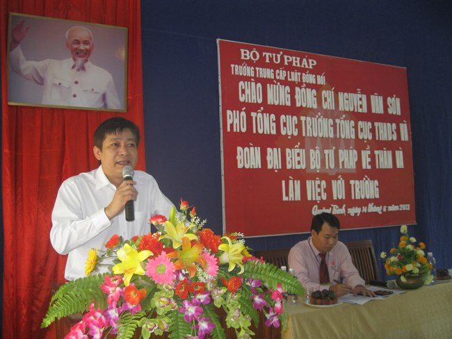 Lãnh đạo Tổng cục Thi hành án dân sự thăm và làm việc tại Trường Trung cấp Luật Đồng Hới.