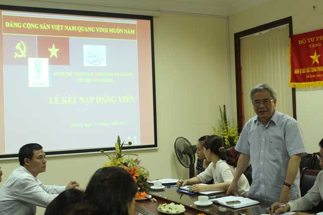 Chi bộ Văn phòng - Tổng cục Thi hành án dân sự tổ chức Lễ kết nạp đảng viên mới