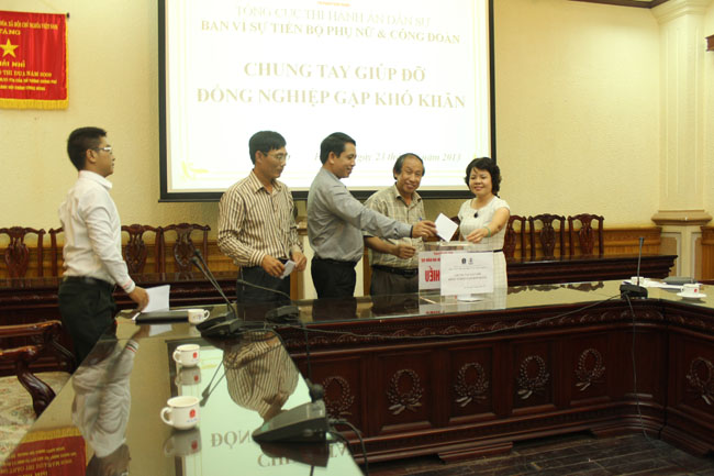 Chung tay giúp đỡ đồng nghiệp gặp khó khăn