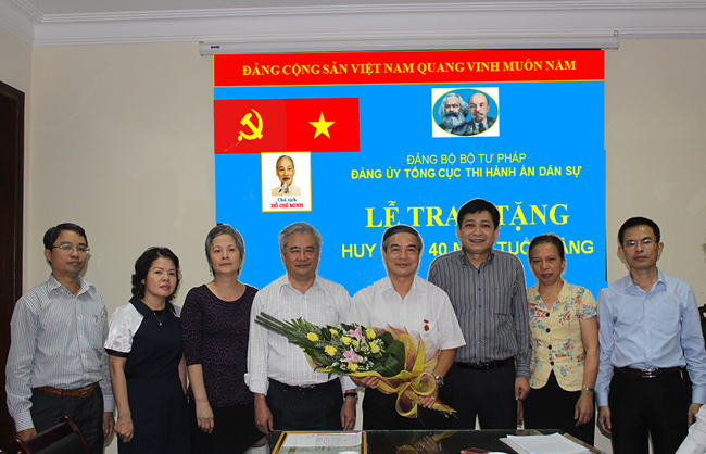 Lễ trao tặng huy hiệu 40 năm tuổi Đảng