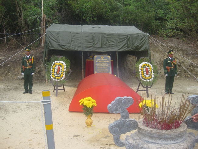 Chi bộ Vụ Giải quyết khiếu nại, tố cáo: tổ chức sinh hoạt chuyên đề “Về nguồn” viếng Đại tướng Võ Nguyên Giáp tại Vũng Chùa – Đảo Yến