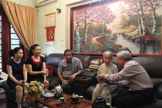 Tổng cục Thi hành án dân sự Thăm hỏi và tặng quà các gia đình thân nhân liệt sỹ nhân kỷ niệm 67 năm Ngày Thương binh, liệt sỹ