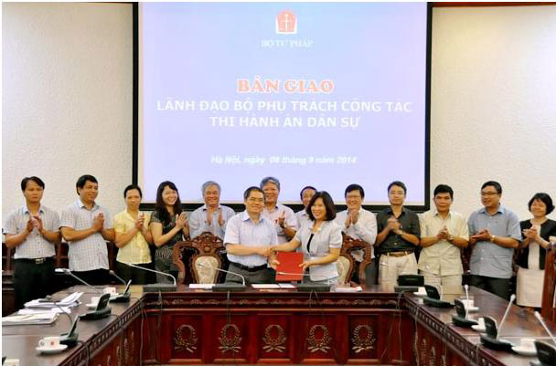 Bàn giao phụ trách công tác Thi hành án dân sự, thi hành án hành chính giữa hai Thứ trưởng Bộ Tư pháp