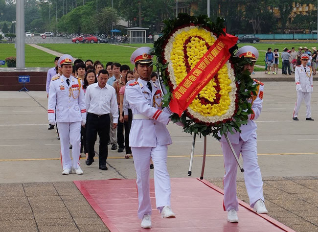 Chi bộ Văn phòng Tổng cục Thi hành án dân sự viếng Lăng Chủ tịch Hồ Chí Minh