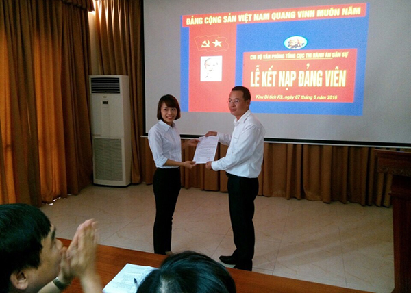 Lễ kết nạp Đảng viên mới và công nhận Đảng viên chính thức của Chi bộ Văn phòng Tổng cục Thi hành án dân sự