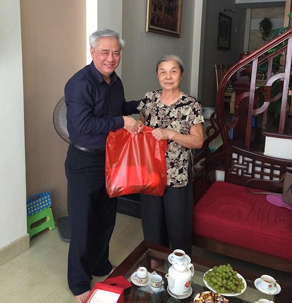 Tổng cục Thi hành án dân sự thăm hỏi và tặng quà các gia đình thân nhân liệt sỹ nhân kỷ niệm 69 năm Ngày Thương binh, liệt sỹ