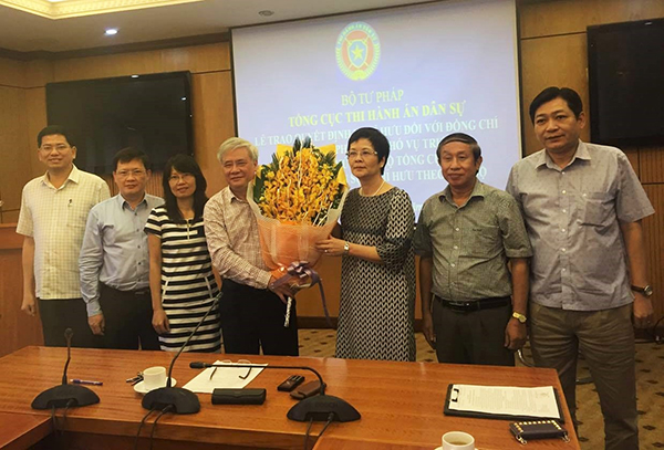 Tổng cục Thi hành án dân sự trao Quyết định nghỉ hưu cho đồng chí Trần Minh Phượng