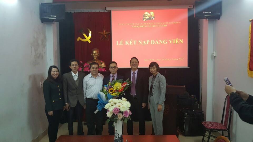Lễ Kết nạp Đảng viên mới của  Chi bộ Phòng Tổ chức cán bộ- Đảng bộ Cơ quan Cục Thi hành án dân sự thành phố Hải Phòng