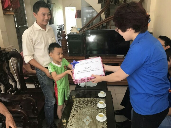 Chương trình “Đồng hành cùng em đến trường” của Chi đoàn thanh niên cơ quan Cục Thi hành án dân sự thành phố Hải Phòng