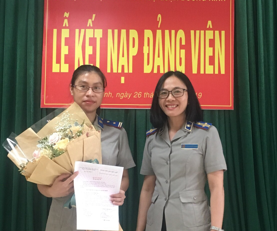 Lễ kết nạp Đảng viên mới  của Chi bộ Chi cục Thi hành án dân sự quận Dương Kinh