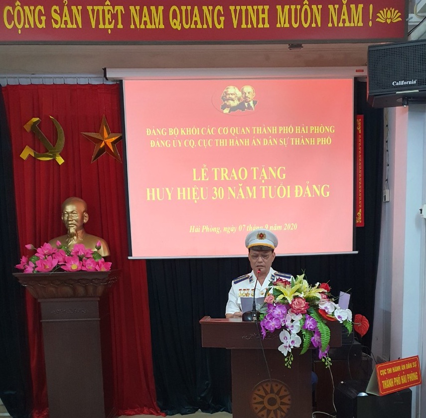 Đảng ủy cơ quan Cục Thi hành án dân sự thành phố tổ chức Lễ trao tặng Huy hiệu 30 năm tuổi Đảng