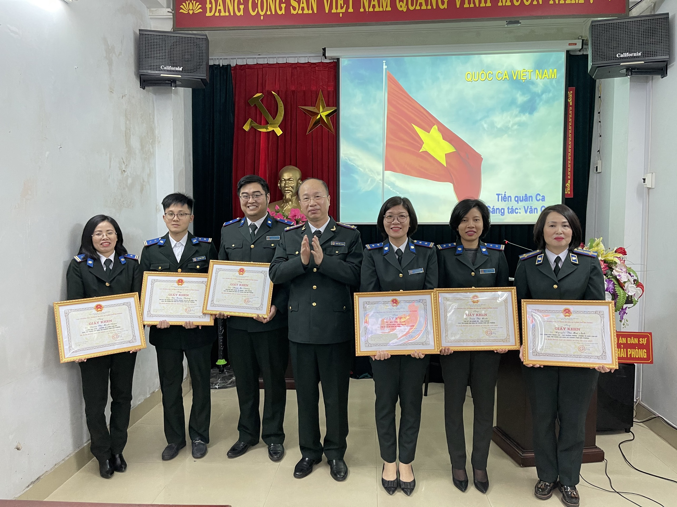 Đảng ủy cơ quan Cục Thi hành án dân sự thành phố tổ chức Lễ chào cờ tháng 01 năm 2021 và tôn vinh tập thể, cá nhân đạt   thành tích cao trong năm 2020.