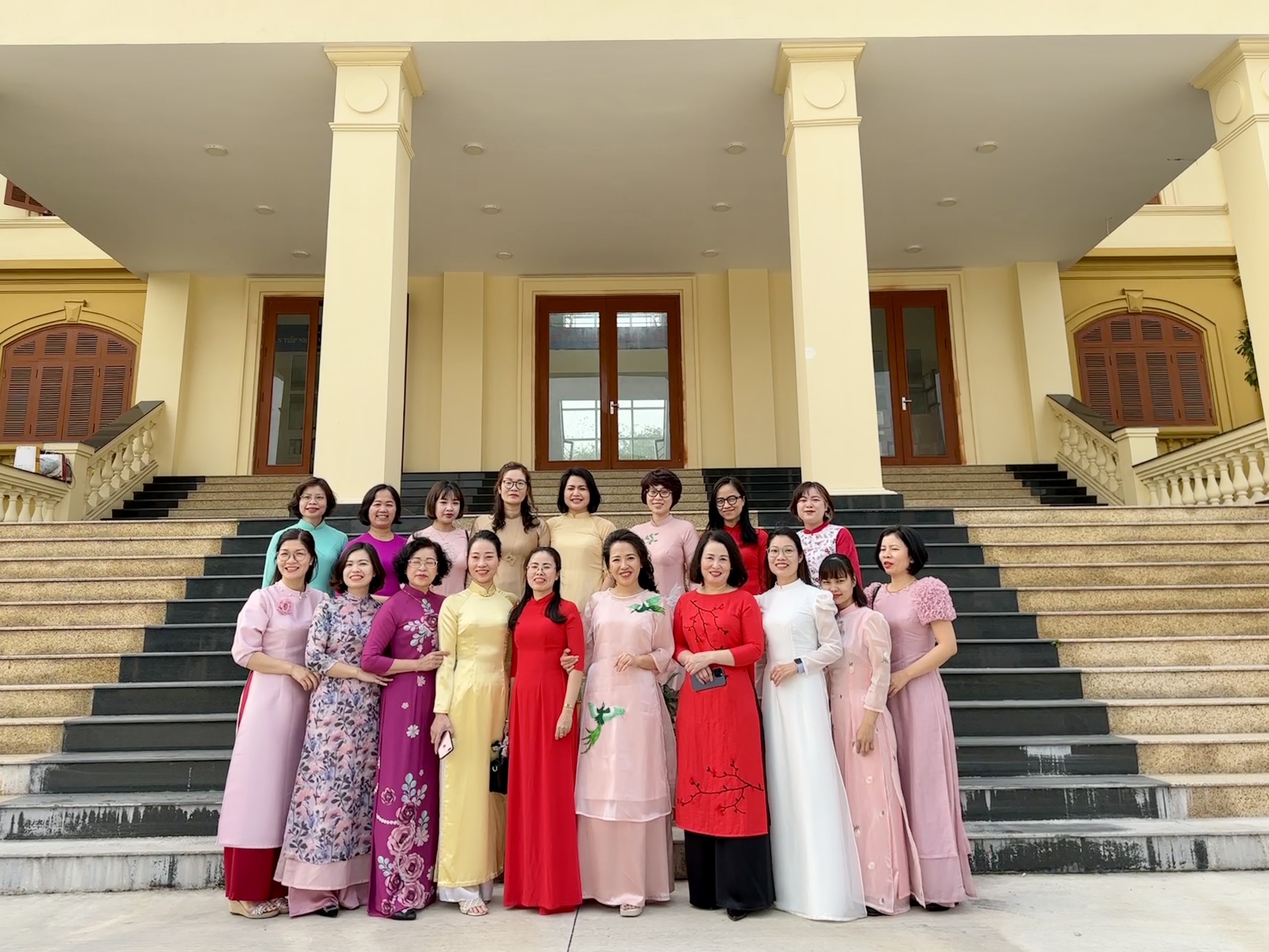 Tổ chức dâng hương nhân dịp Kỷ niệm 113 năm Ngày Quốc tế phụ nữ (8/3/1910 - 8/3/2023)