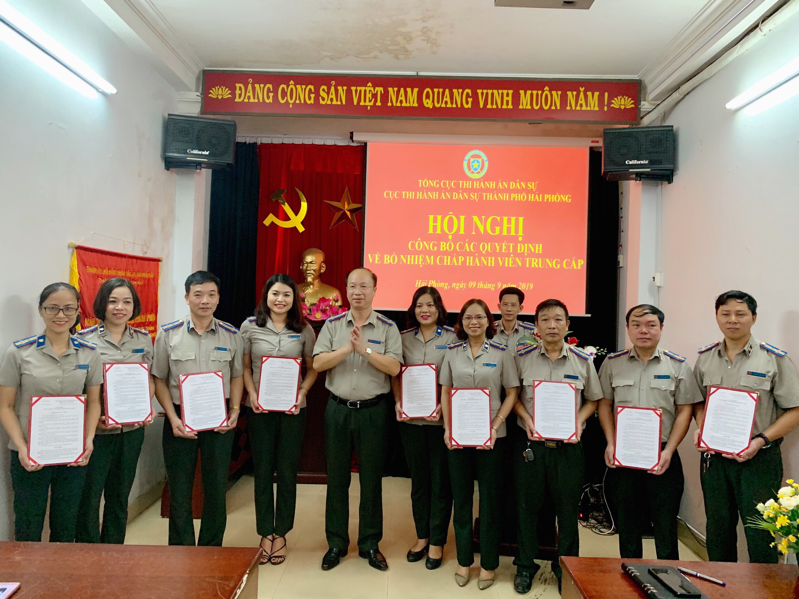 Cục Thi hành án dân sự thành phố Hải Phòng công bố các quyết định bổ nhiệm Chấp hành viên trung cấp năm 2019