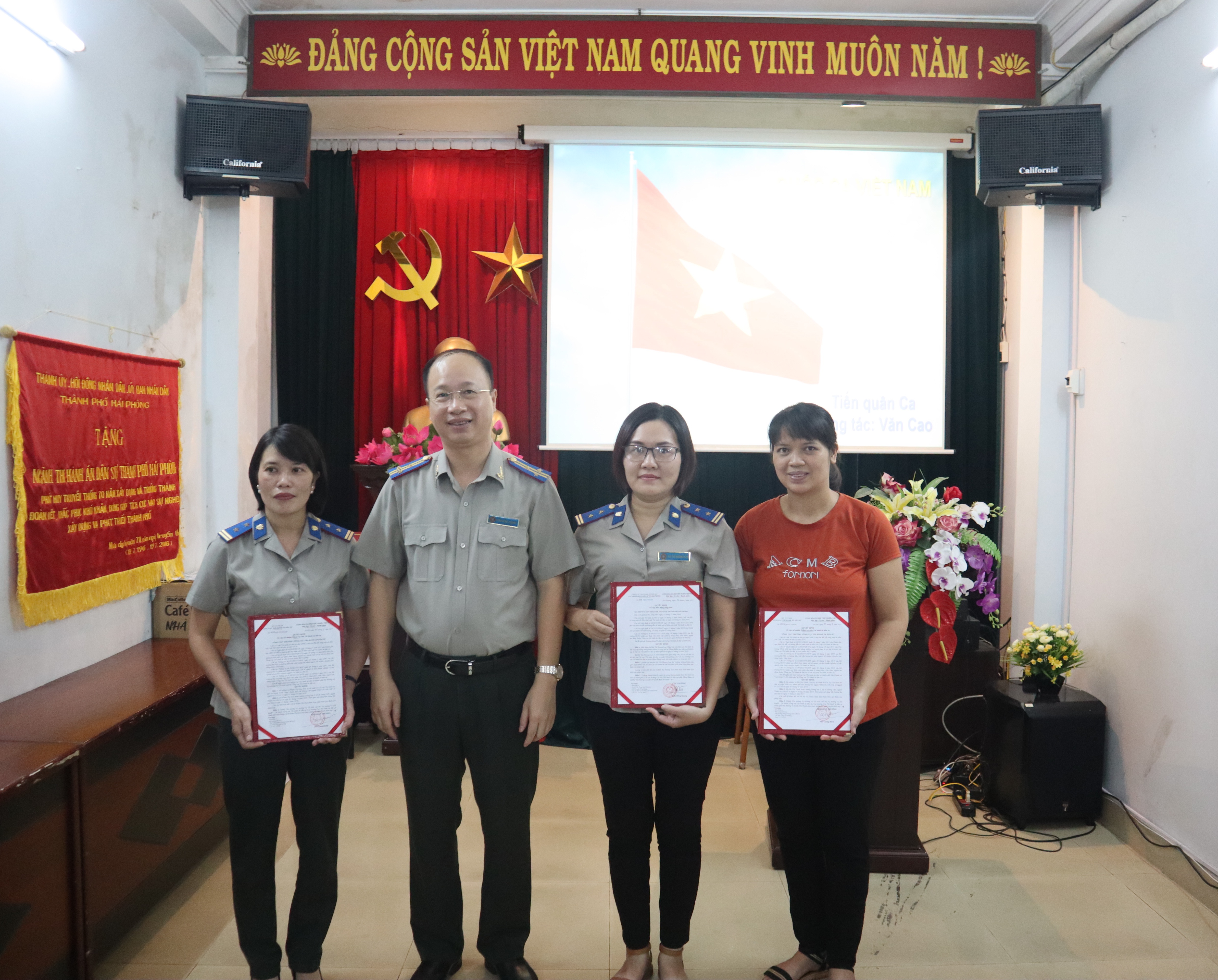 Công bố quyết định bổ nhiệm thẩm tra viên thi hành án dân sự và điều động cán bộ công chức Cục Thi hành án dân sự thành phố