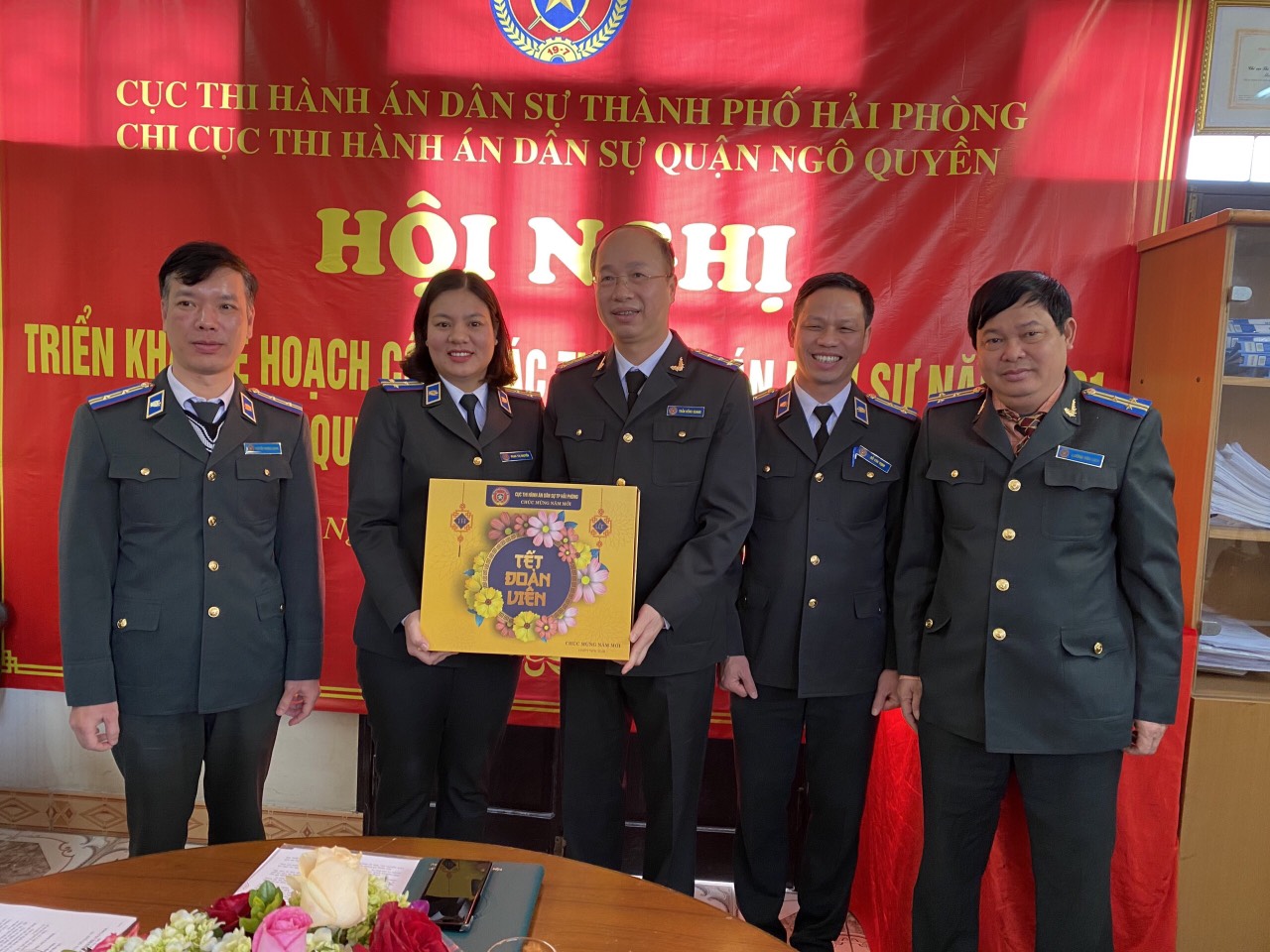 Cục Thi hành án dân sự thành phố Hải Phòng triển khai công tác năm 2021, tặng quà chúc Tết Nguyên đán Tân Sửu 2021 tại các đơn vị!