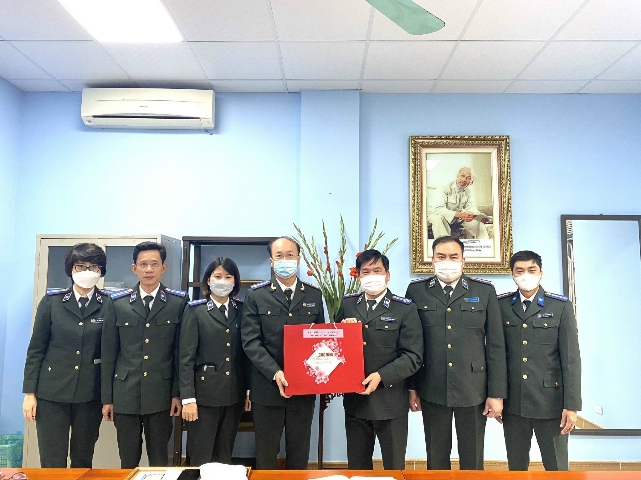 Cục Thi hành án dân sự thành phố Hải Phòng triển khai công tác năm 2022 và tặng quà chúc Tết Nguyên đán Nhâm Dần tại các đơn vị cơ sở