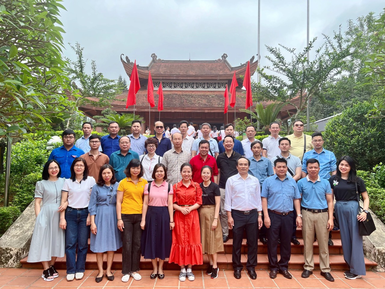 Hoạt động về nguồn của Cục Thi hành án dân sự thành phố Hải Phòng nhân kỷ niệm 132 năm ngày sinh Chủ tịch Hồ Chí Minh (19/5/1890 – 19/5/2022) và 76 năm Ngày truyền thống Thi hành án dân sự (19/7/1946 – 19/7/2022)