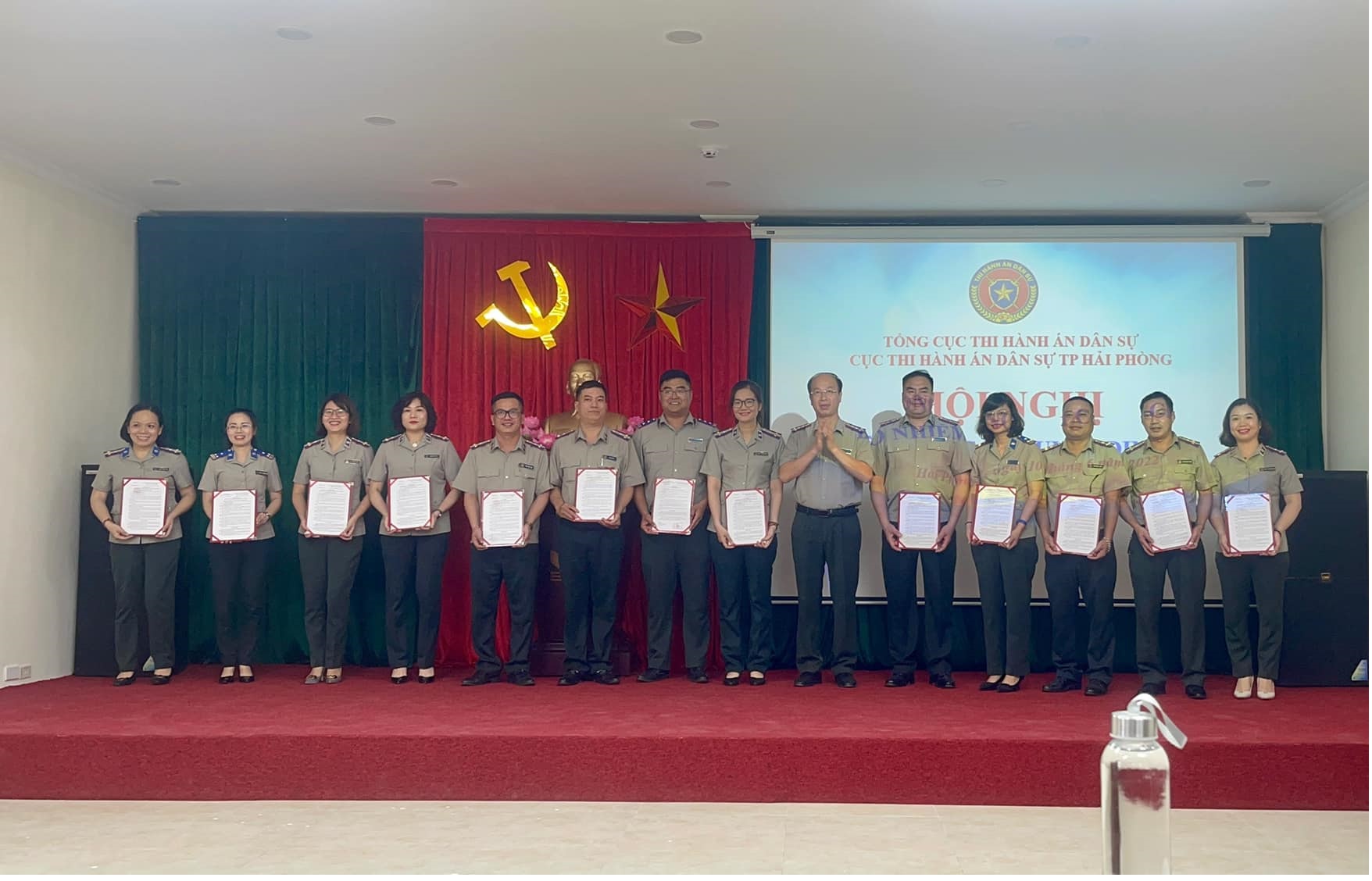 Cục Thi hành án dân sự thành phố tổ chức công bố các Quyết định bổ nhiệm vào các ngạch Chấp hành viên trung cấp, Thẩm tra viên chính, Chuyên viên