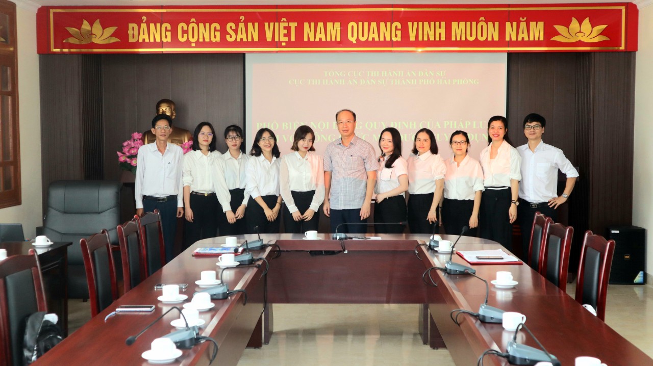 Gặp gỡ, giao nhiệm vụ và phổ biến các quy định của pháp luật liên quan đến công chức mới được tuyển dụng