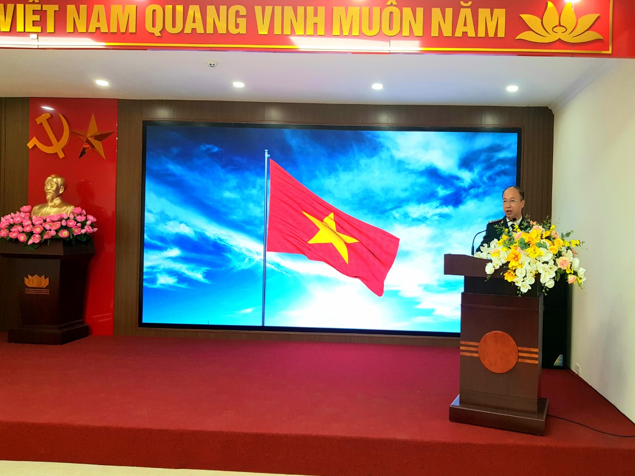 Tiếp tục triển khai nghi thức chào cờ và sinh hoạt dưới cờ năm 2023 của Đảng bộ cơ quan Cục THADS thành phố