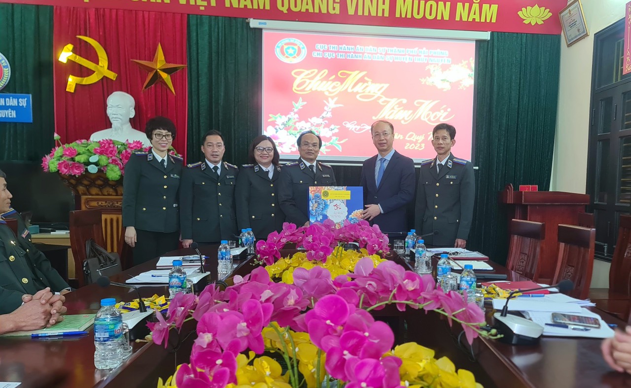 Cục Thi hành án dân sự thành phố Hải Phòng triển khai công tác năm 2023 và tặng quà chúc Tết Nguyên đán Quý Mão tại các đơn vị cơ sở