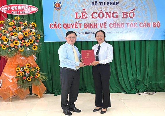 Trao quyết định bổ nhiệm Cục trưởng Cục Thi hành án dân sự tỉnh Bình Dương