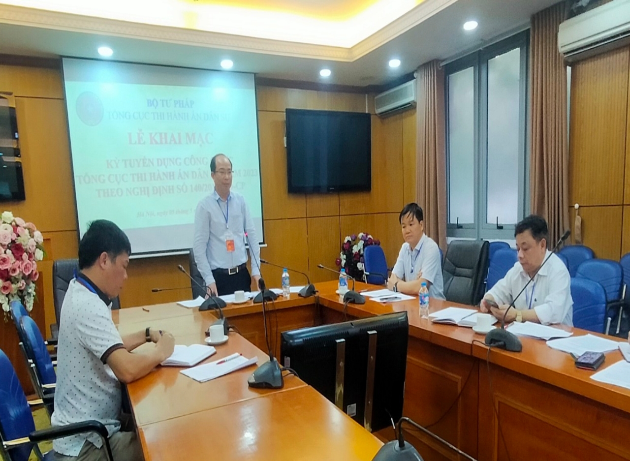 Tổng cục Thi hành án dân sự tổ chức tuyển dụng công chức vào làm việc theo chính sách thu hút, tạo nguồn cán bộ từ sinh viên tốt nghiệp xuất sắc, cán bộ khoa học trẻ theo Nghị định số 140/2017/NĐ-CP của Chính phủ