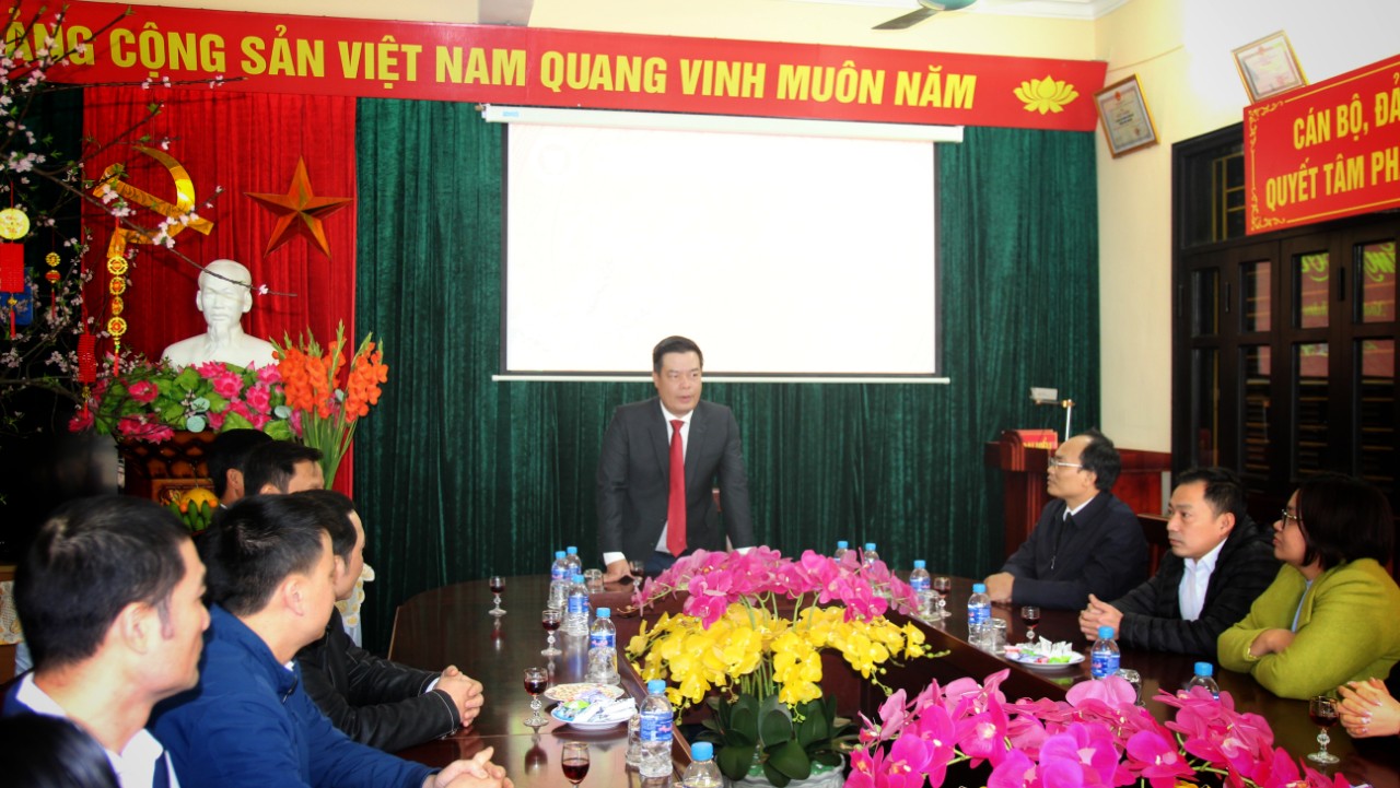 Đồng chí Bí thư Huyện ủy Thủy Nguyên chúc tết cán bộ công chức Chi cục Thi hành án dân sự huyện Thủy Nguyên nhân ngày làm việc đầu năm mới Nhâm Dần 2022