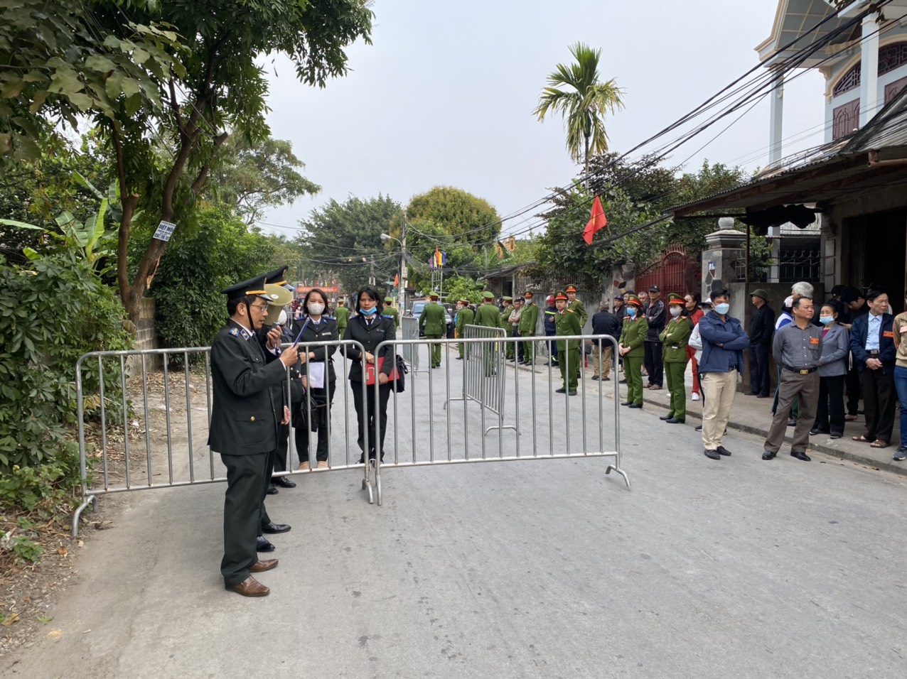 Chi cục Thi hành án dân sự quận Kiến An tổ chức Cưỡng chế giao tài sản cho người được thi hành án.