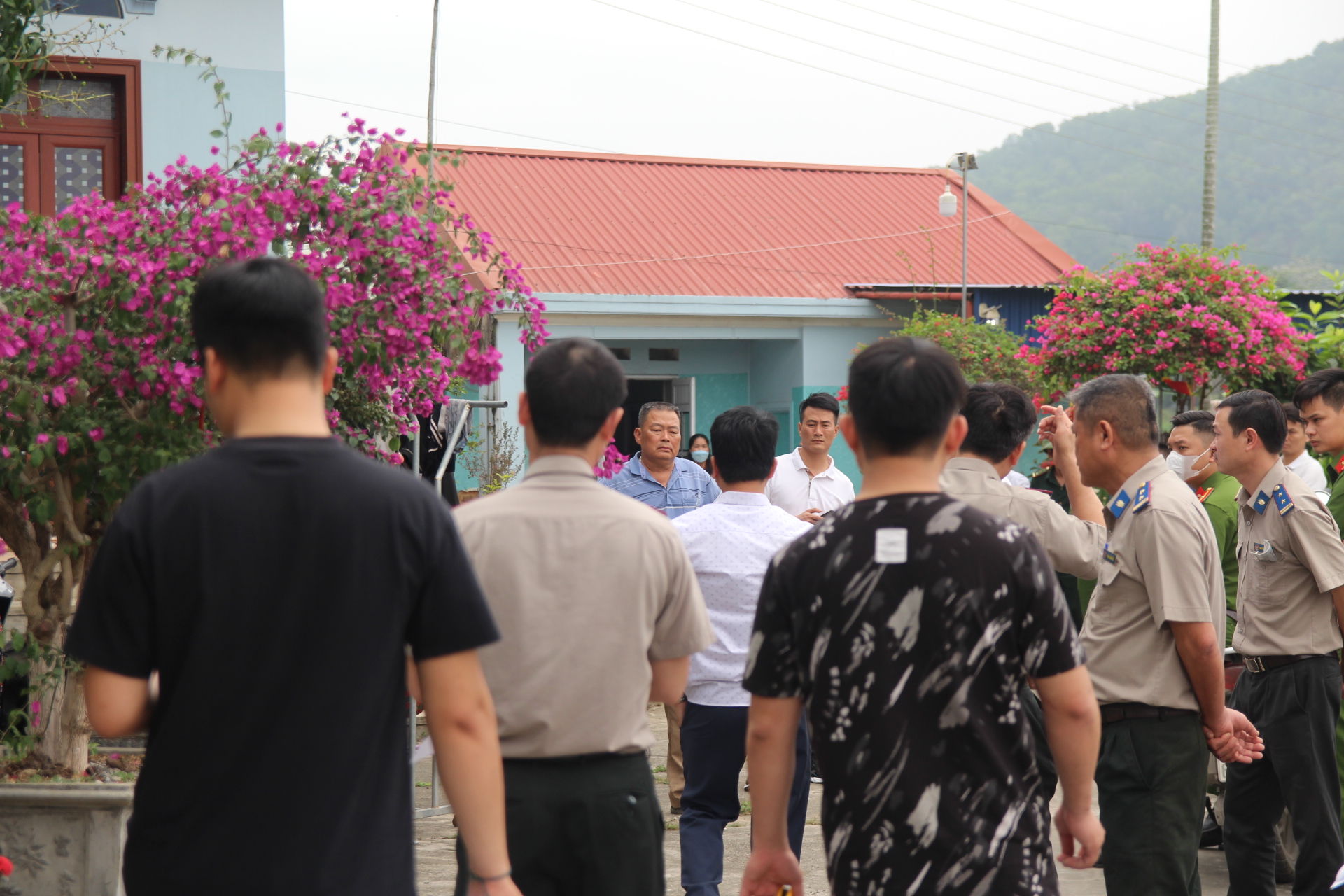 Chi cục Thi hành án dân sự huyện Thuỷ Nguyên tổ chức cưỡng chế kê biên tài sản để đảm bảo việc thanh toán nợ cho là Ngân hàng Thương mại TNHH MTV Dầu Khí toàn cầu.