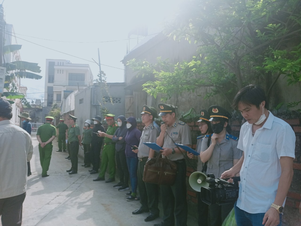 Chi cục Thi hành án dân sự huyện An Lão tổ chức cưỡng chế trả lại diện tích đất cho ngõ đi chung tại thôn Tiên Hội, xã An Tiến, huyện An Lão, thành phố Hải Phòng