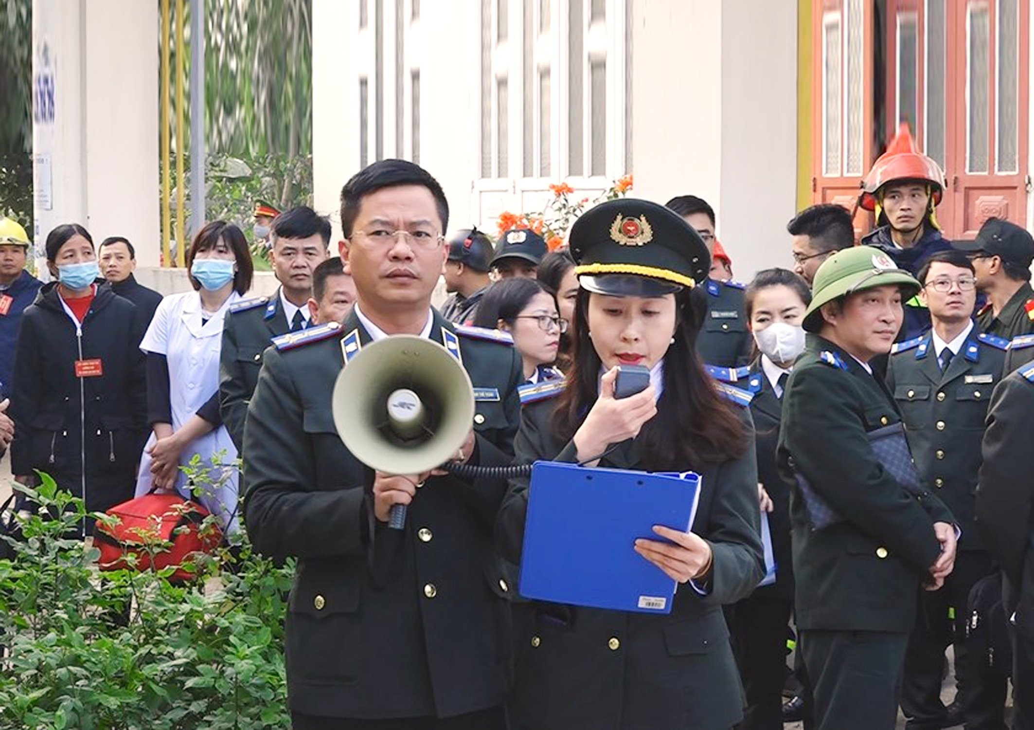 Chi cục Thi hành án dân sự huyện Vĩnh Bảo phối hợp với các cơ quan chức năng tổ chức cưỡng chế có huy động lực lượng cưỡng chế thành công giao nhà, đất cho người được thi hành án.